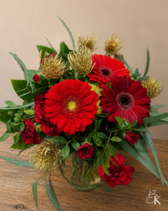 kukkakimppu_joulu_punainen_gerbera_neilikka_kulta