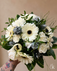 kukkakimppu_joulu_valkoinen_hopea_gerbera_neilikka_anemone