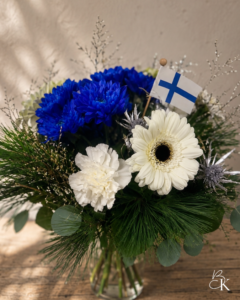 kukkakimppu_sinivalkoinen_itsenaisyyspaiva_gerbera