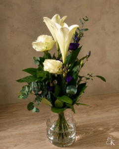 osanotto_kimppu-valkolilja-eustoma-ruusu-liila-valkoinen