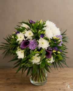 osanotto_kimppu_liila_valkoinen_calla_krysanteemi_neilikka_inkalilja