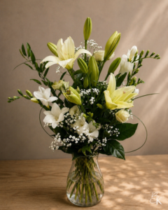 osanotto_kimppu_valkoinen_lilja_freesia_ruusu_harsokukka