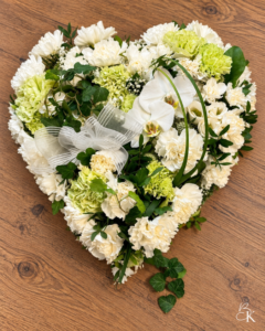 surulaite_sydan_valkoinen_vihrea_neilikka_orkidea_eustoma